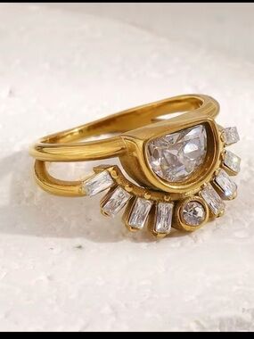 Elegant Gold Crystal Ring - Stainless steel